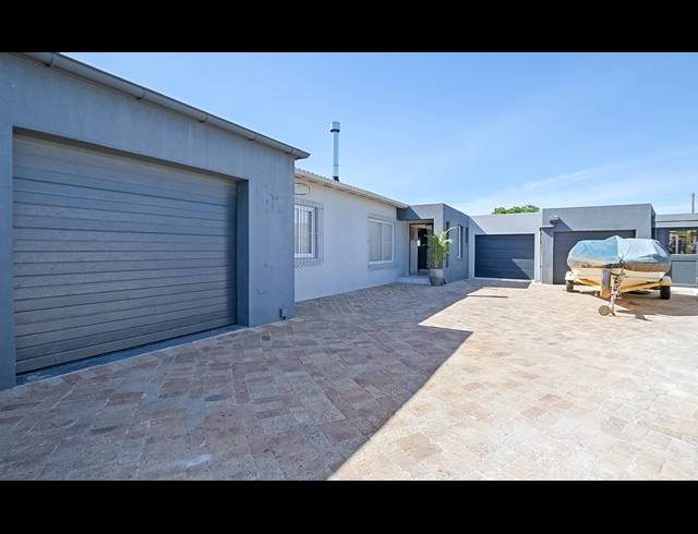 5 BEDROOM FREESTANDING FOR SALE IN BLOUBERG RISE